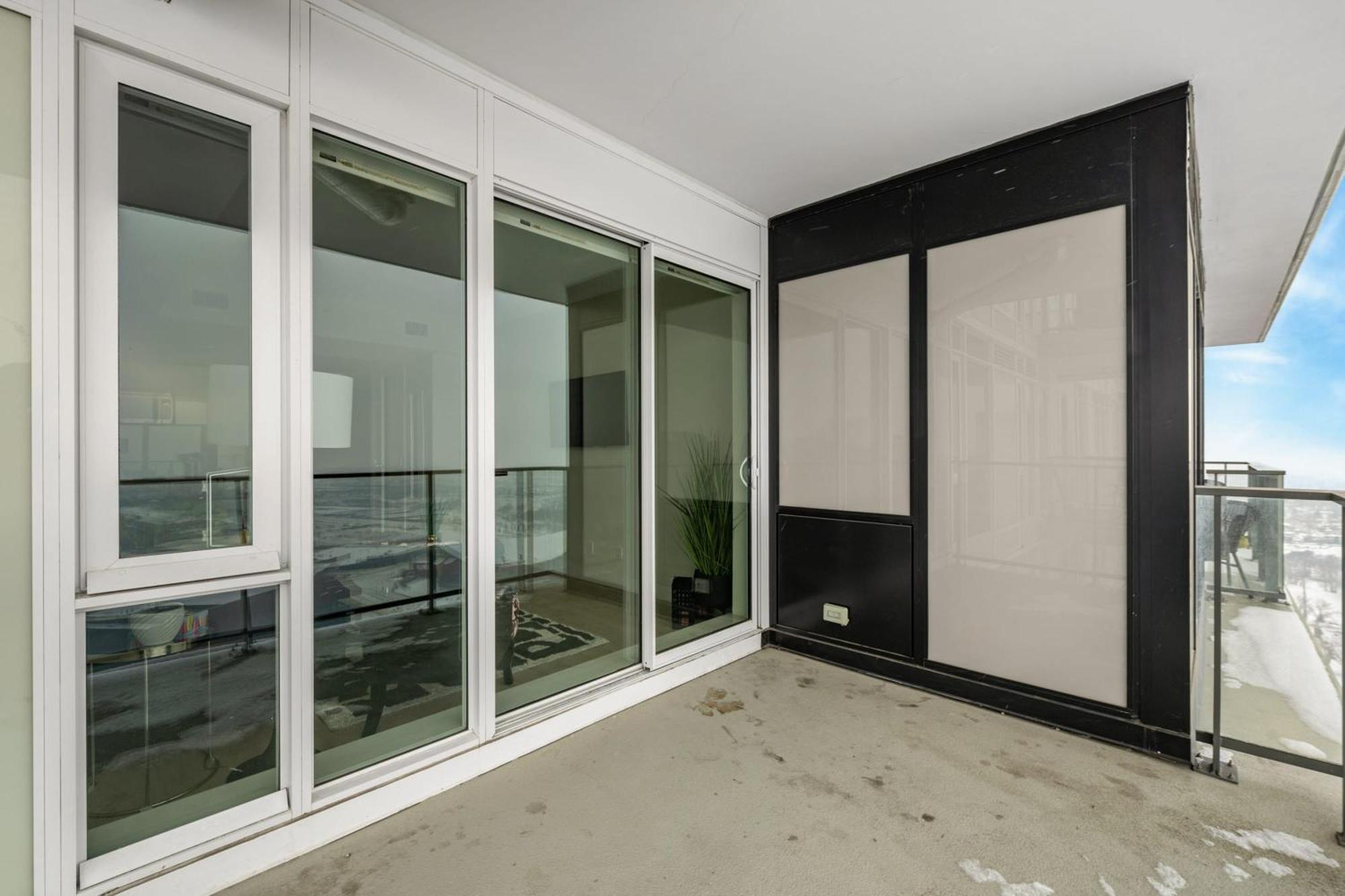 Stunning 34th Floor Views, Prime Downtown Location - Near Stampede, Casino, Bars! Free Banff Pass, Parking, Wine! Calgary