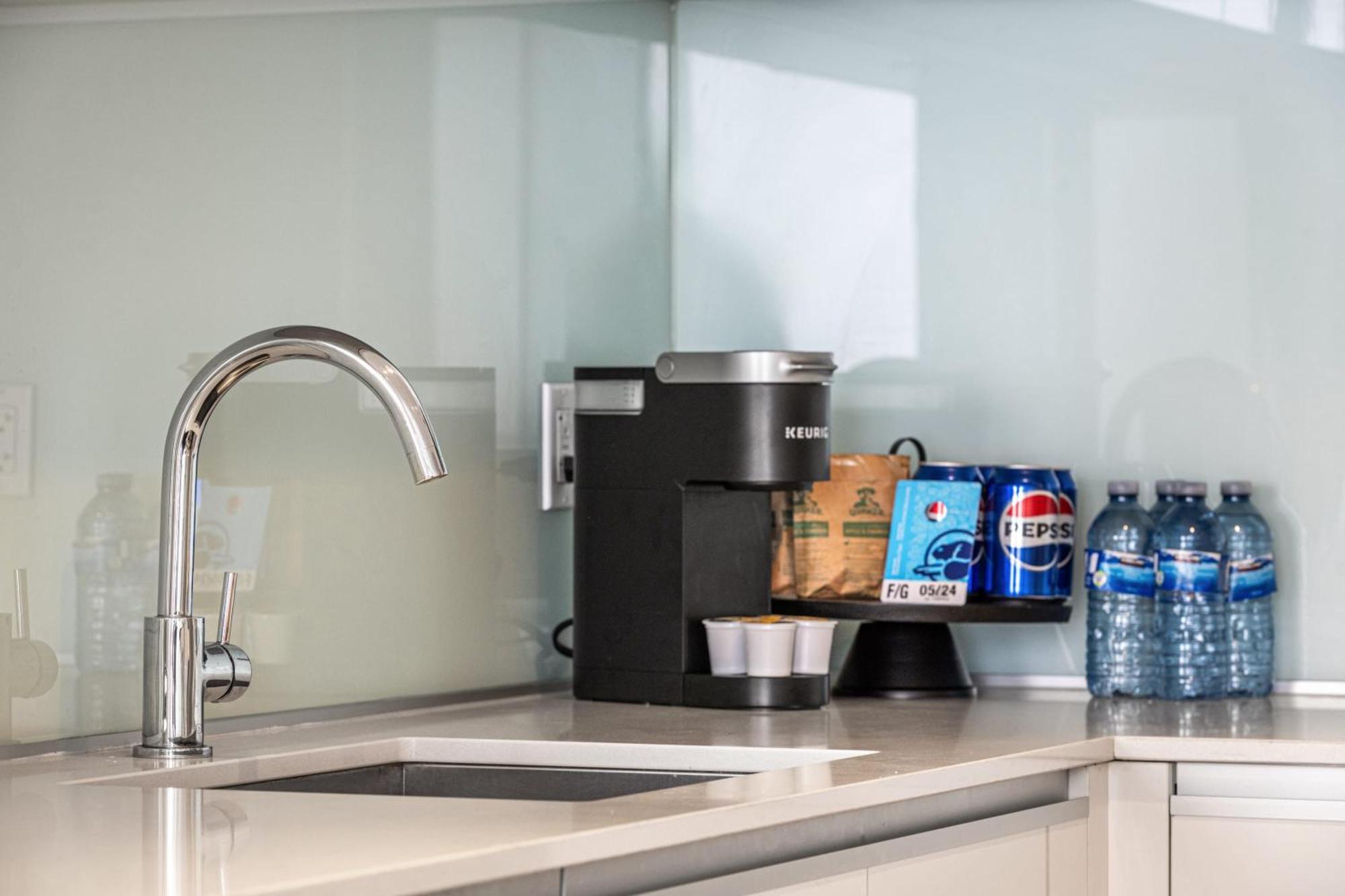 Stunning 34th Floor Views, Prime Downtown Location - Near Stampede, Casino, Bars! Free Banff Pass, Parking, Wine! *