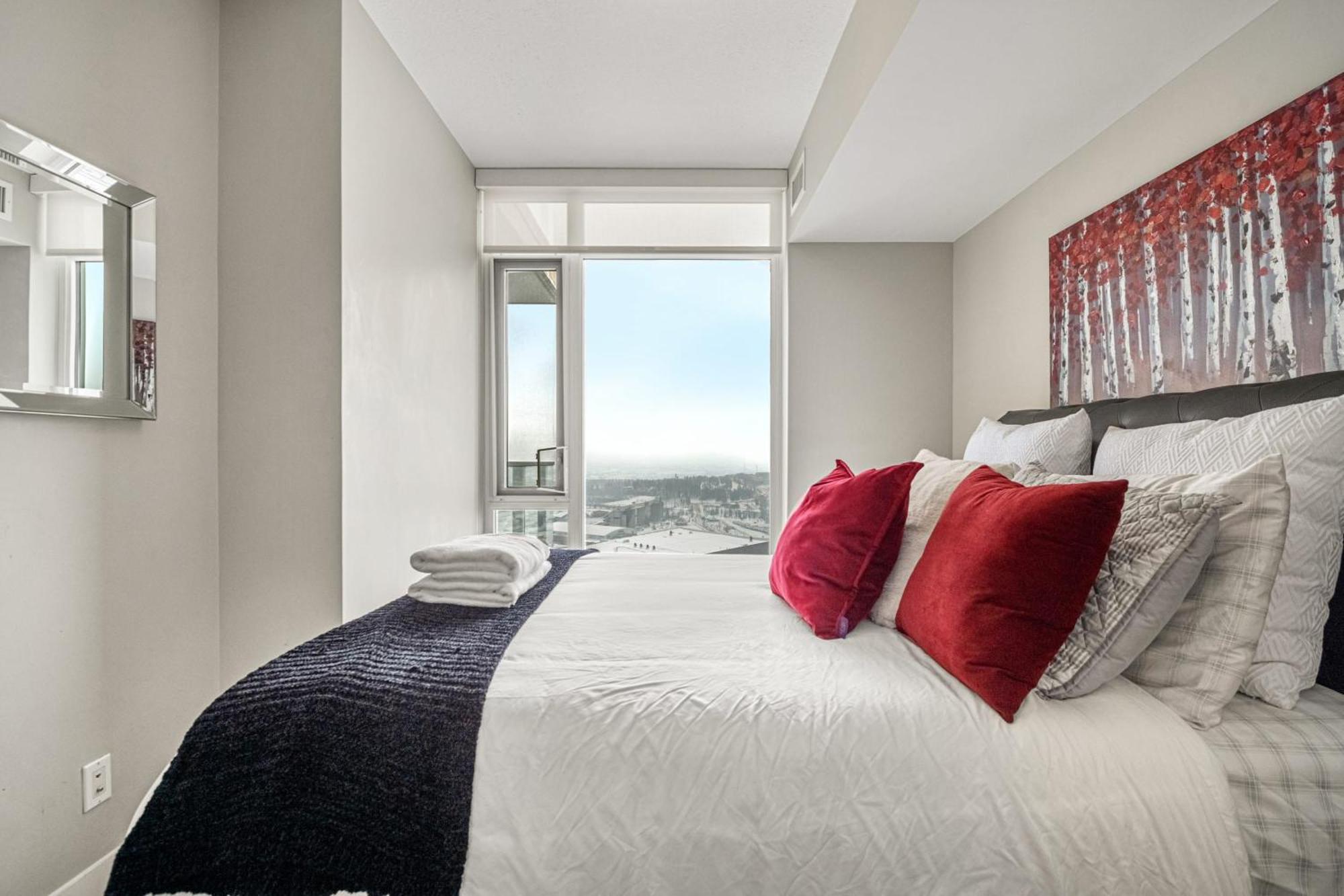 Holiday home Stunning 34th Floor Views, Prime Downtown Location - Near Stampede, Casino, Bars! Free Banff Pass, Parking, Wine! *