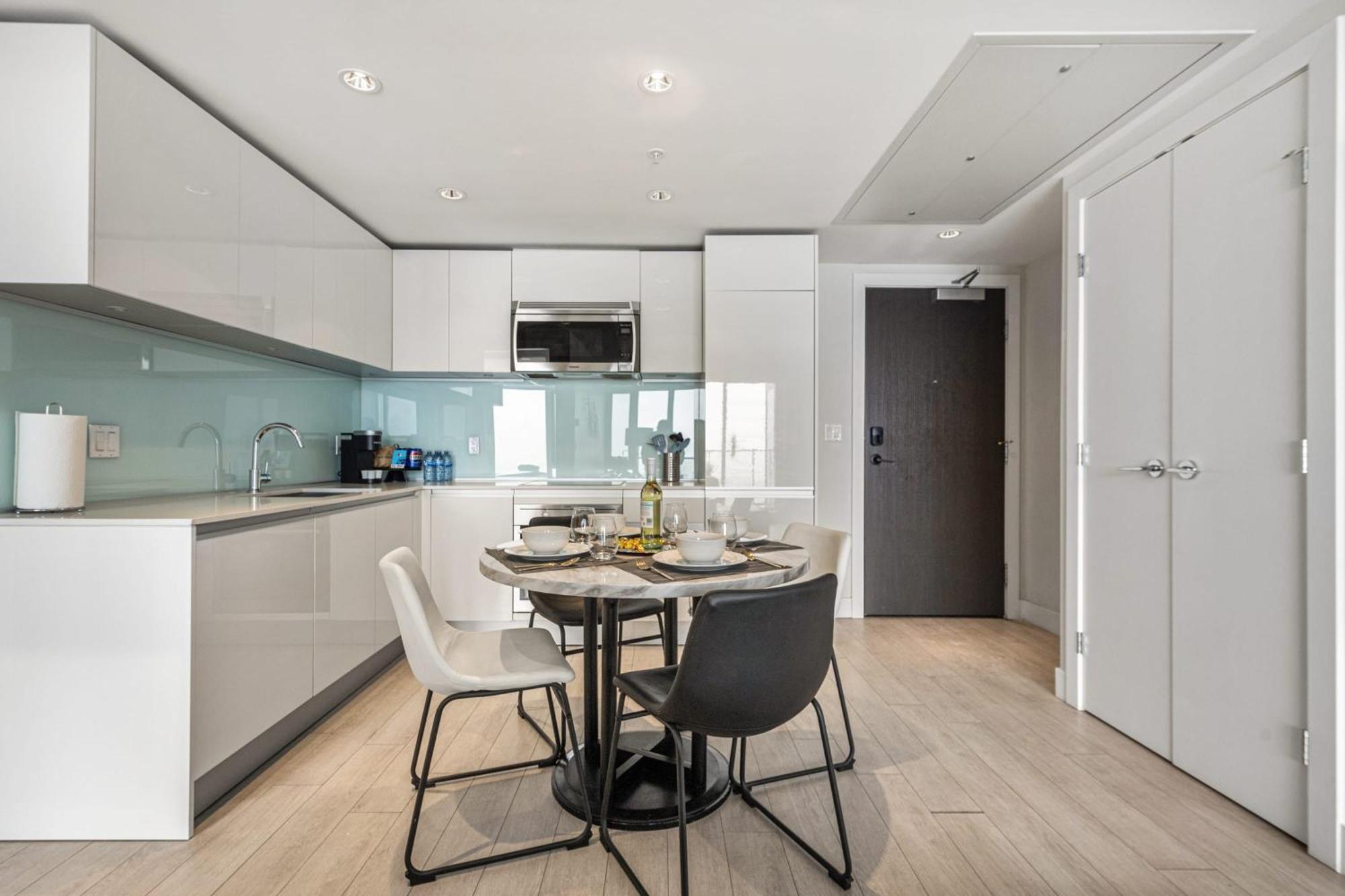 Stunning 34th Floor Views, Prime Downtown Location - Near Stampede, Casino, Bars! Free Banff Pass, Parking, Wine! *