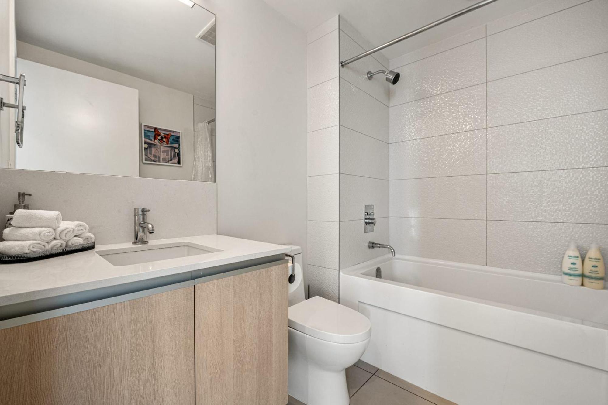 Stunning 34th Floor Views, Prime Downtown Location - Near Stampede, Casino, Bars! Free Banff Pass, Parking, Wine!