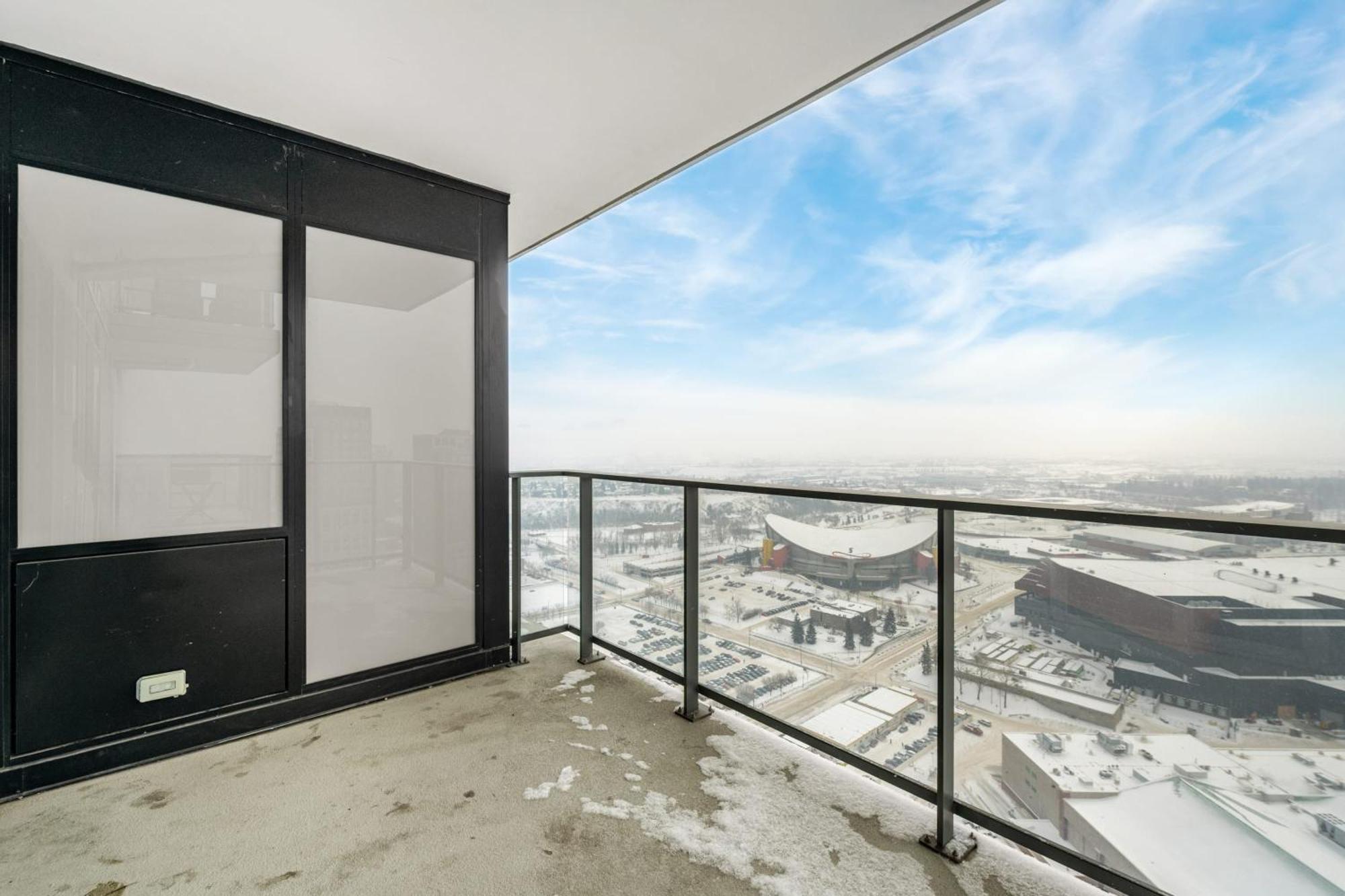 Stunning 34th Floor Views, Prime Downtown Location - Near Stampede, Casino, Bars! Free Banff Pass, Parking, Wine!