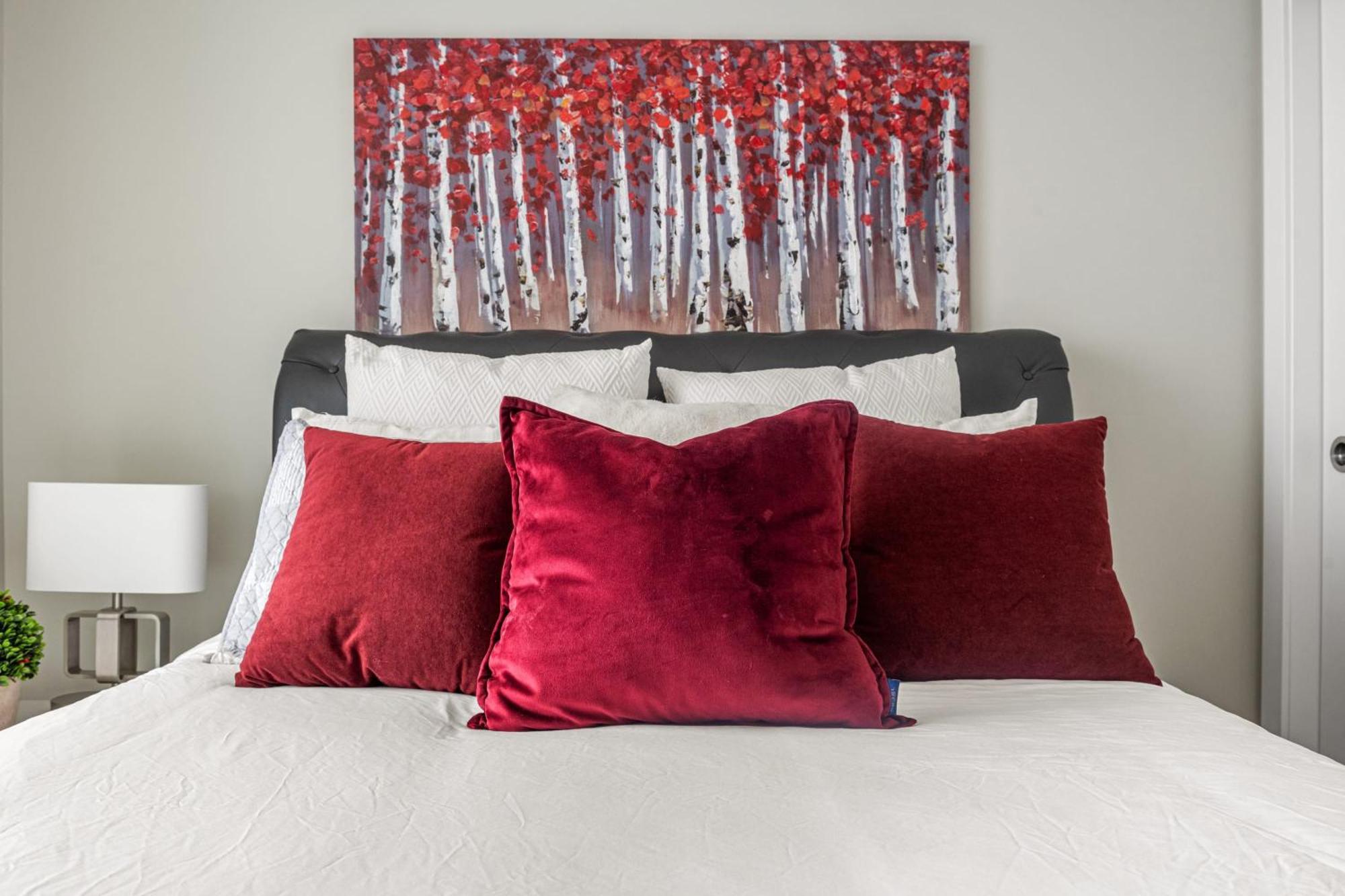 Stunning 34th Floor Views, Prime Downtown Location - Near Stampede, Casino, Bars! Free Banff Pass, Parking, Wine! Holiday home