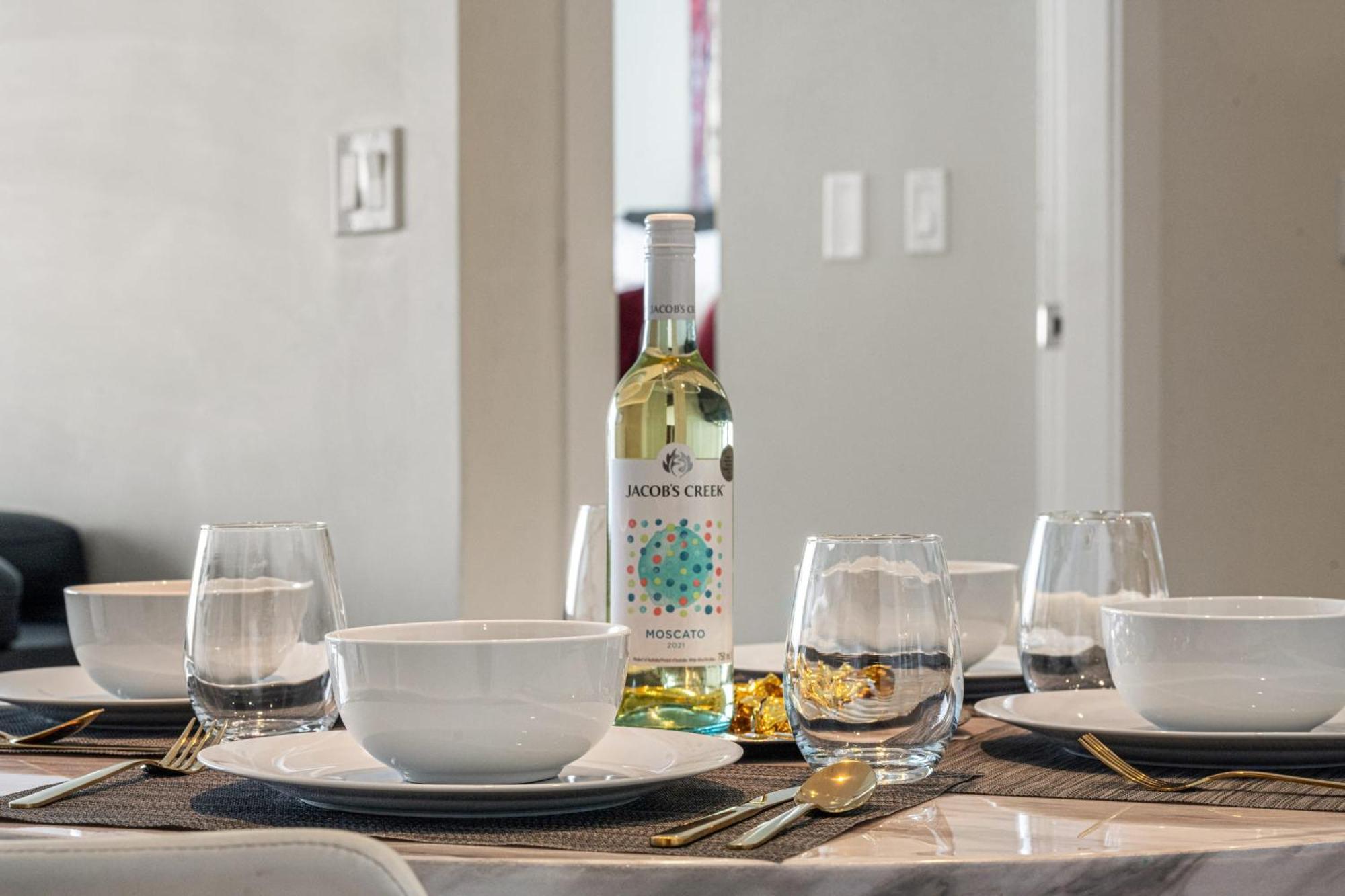 Stunning 34th Floor Views, Prime Downtown Location - Near Stampede, Casino, Bars! Free Banff Pass, Parking, Wine!