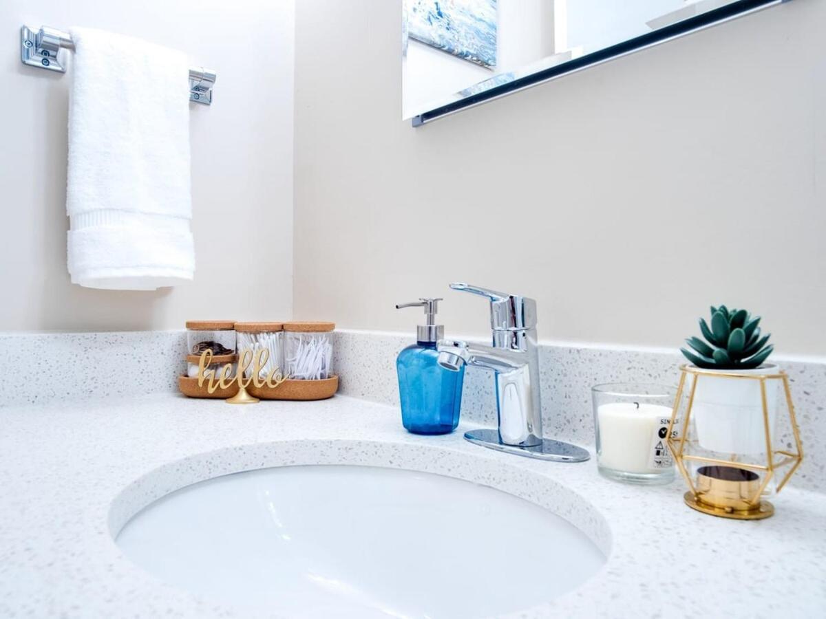 Gorgeous 2br W Parking Patio Coffee! *
