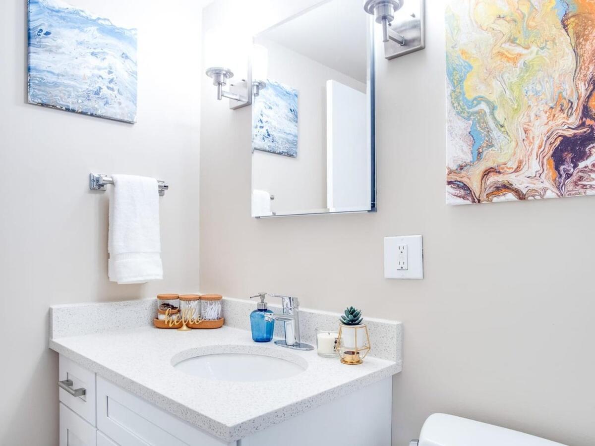 Apartment Gorgeous 2br W Parking Patio Coffee! Calgary