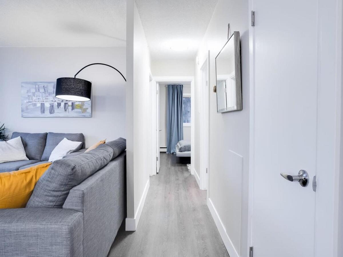 Apartment Gorgeous 2br W Parking Patio Coffee! Calgary