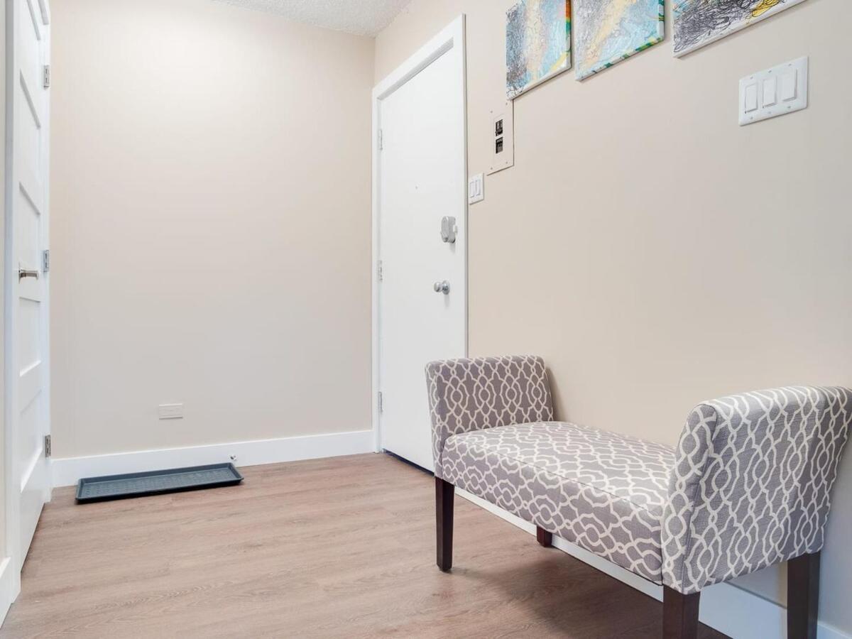 Gorgeous 2br W Parking Patio Coffee!