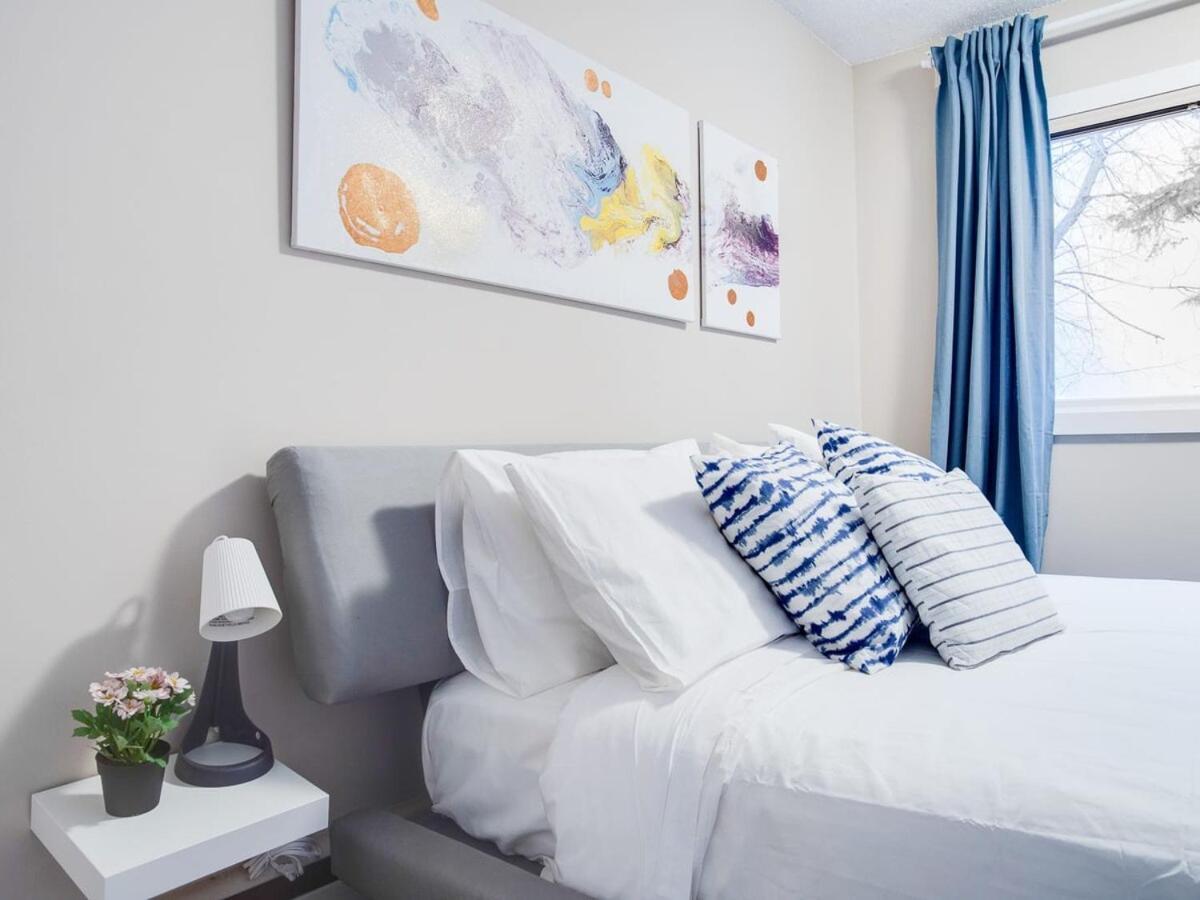 Apartment Gorgeous 2br W Parking Patio Coffee! Calgary