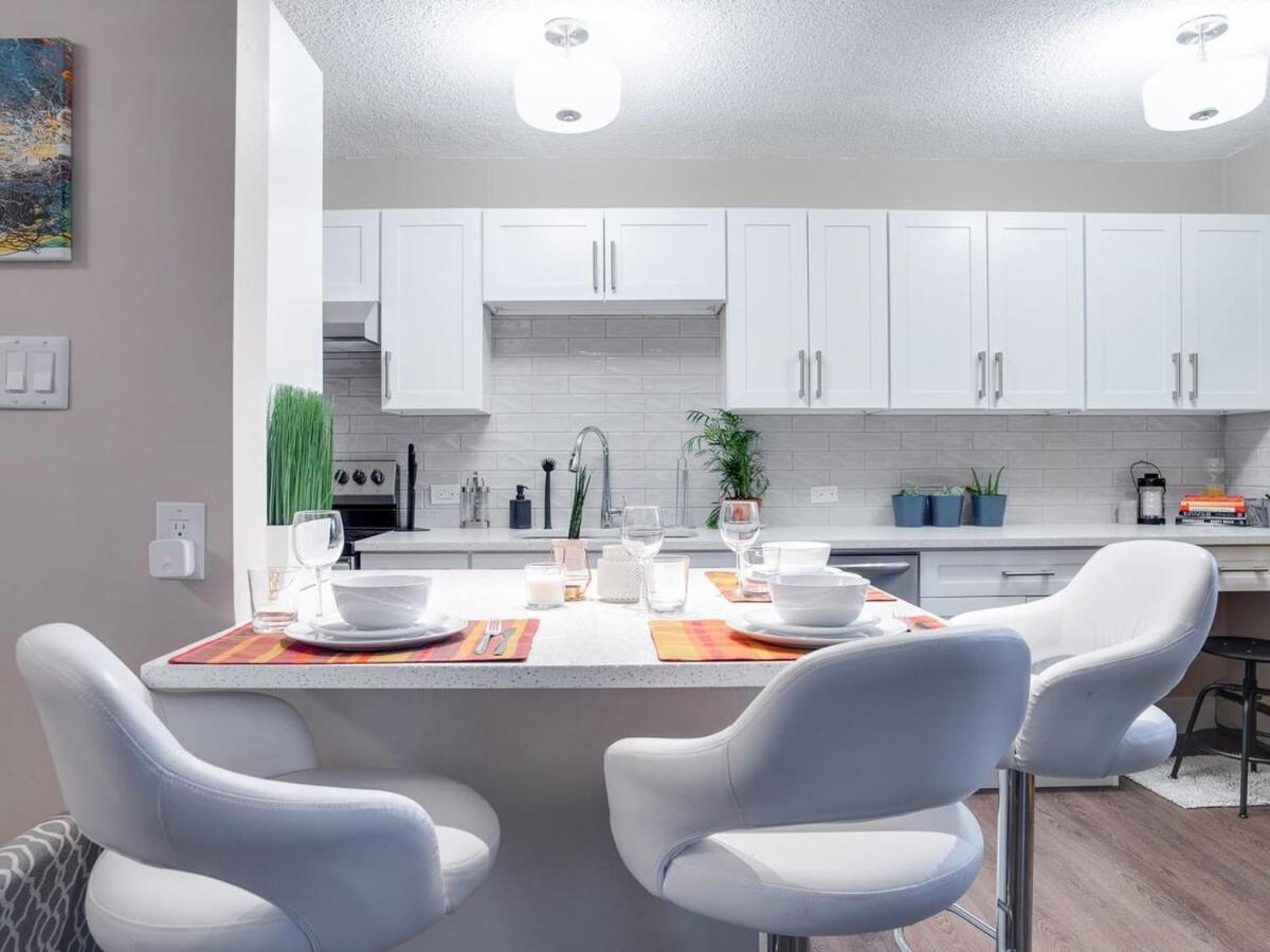 Gorgeous 2br W Parking Patio Coffee! Apartment Calgary