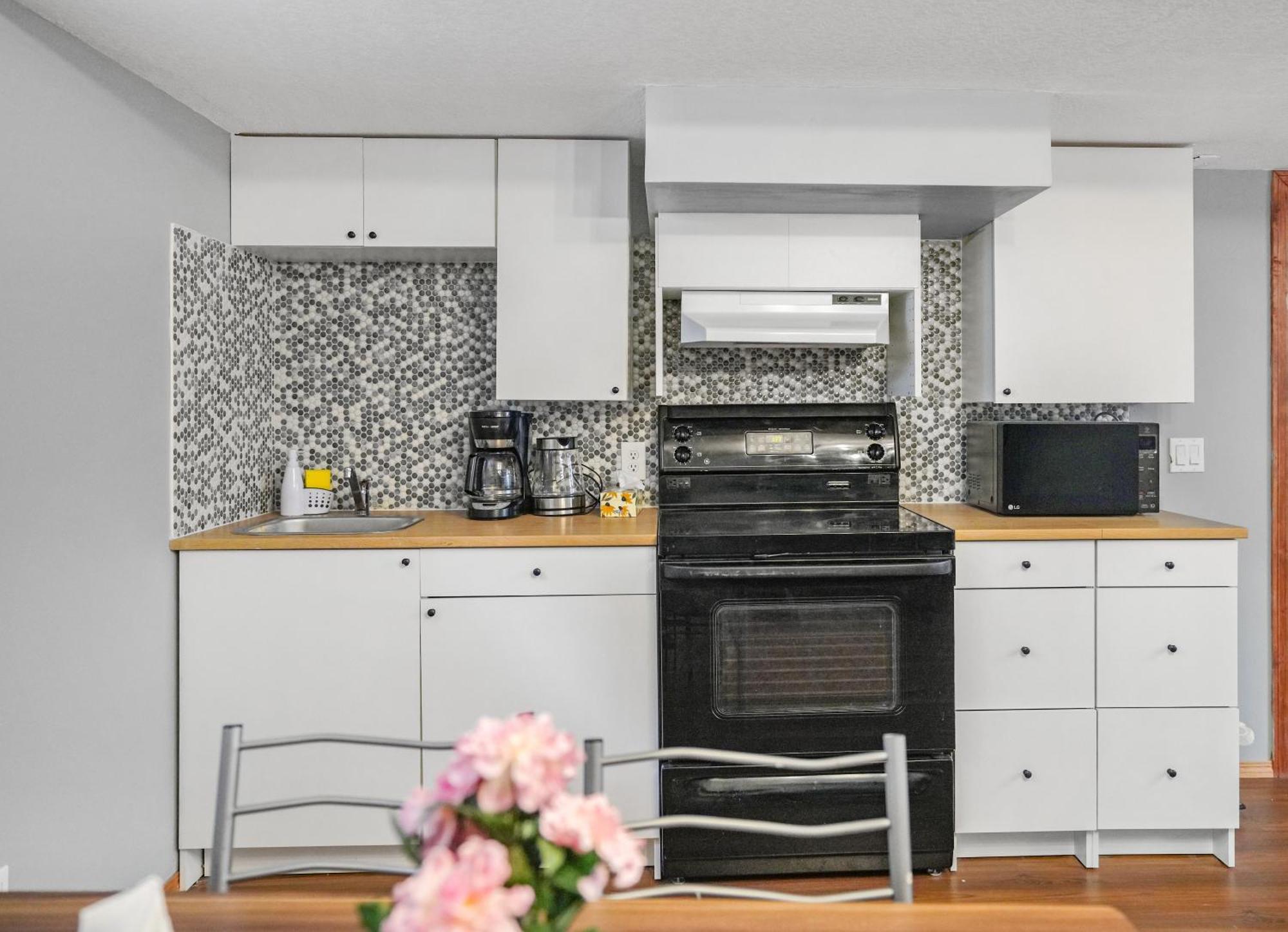 Cozy 2-bedroom Basement Retreat Apartment Calgary