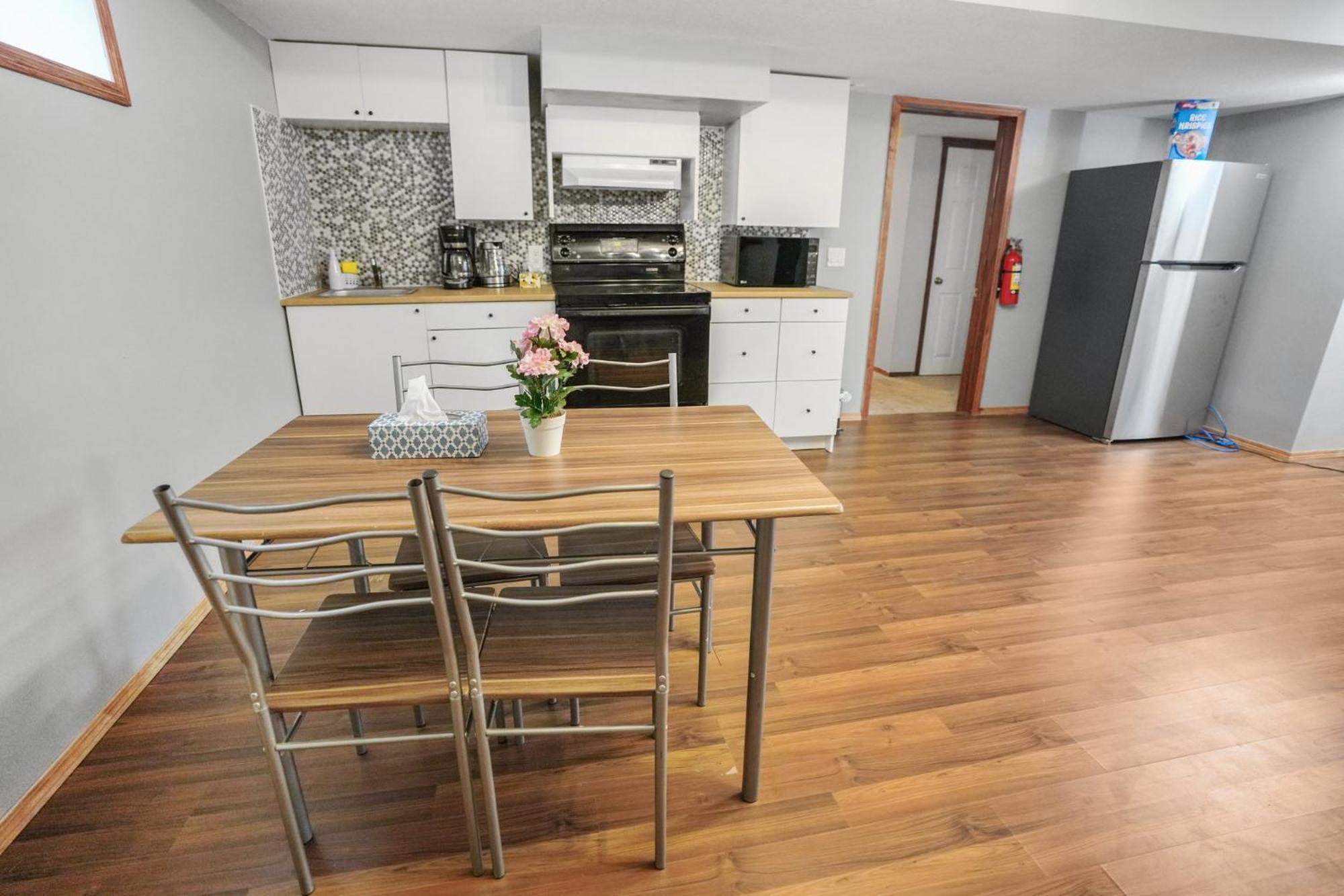 Cozy 2-bedroom Basement Retreat Apartment *