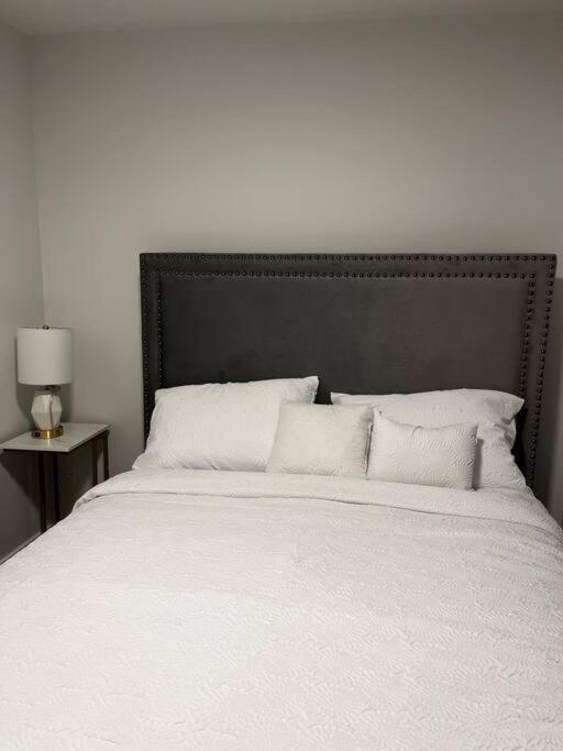 Apartment Brand New - Away From In Nw *