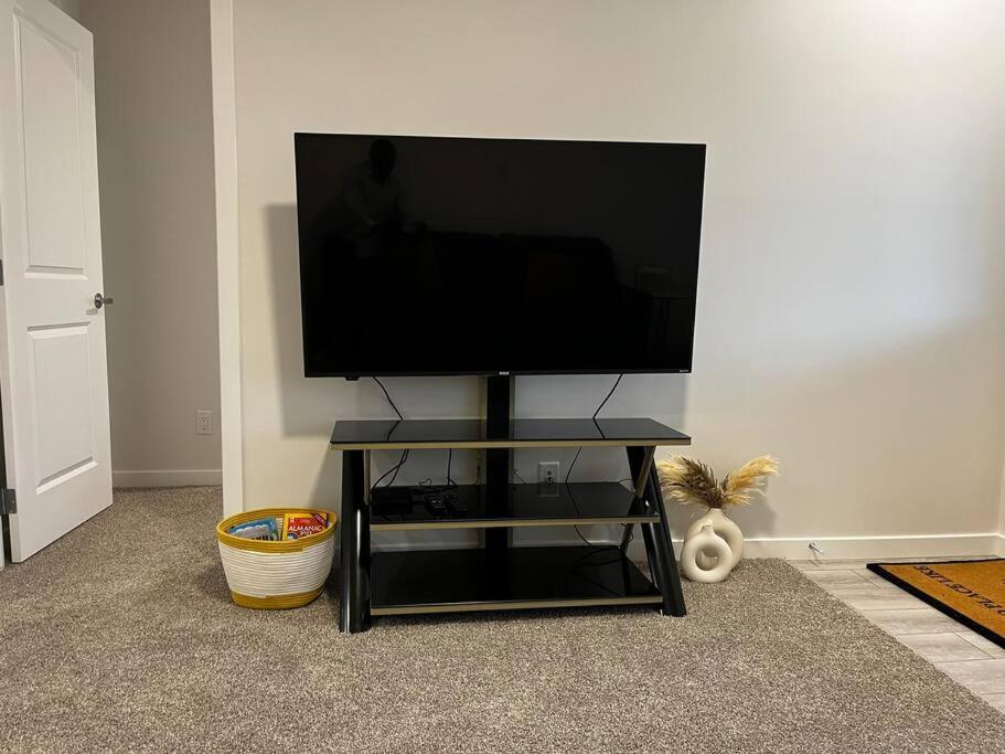 Brand New - Away From In Nw Apartment