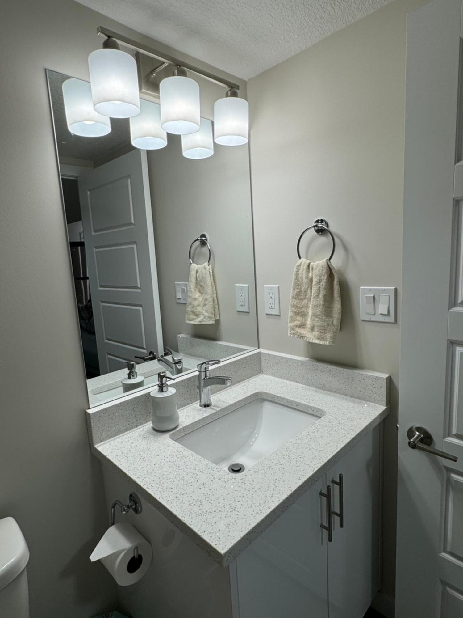 Apartment Brand New 2 Bedrooms Modern Guest With Separate Entrance *