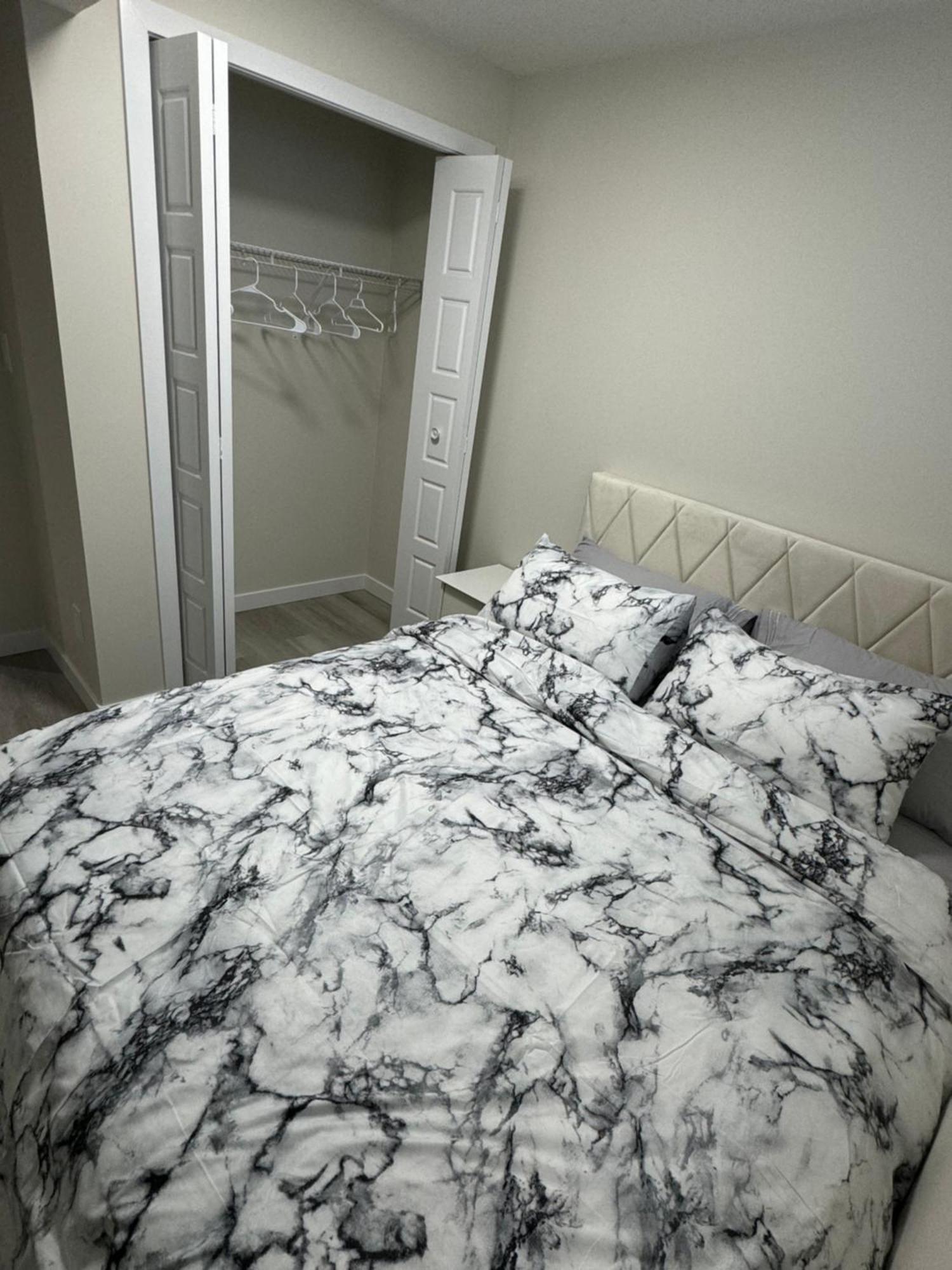 Brand New 2 Bedrooms Modern Guest With Separate Entrance *