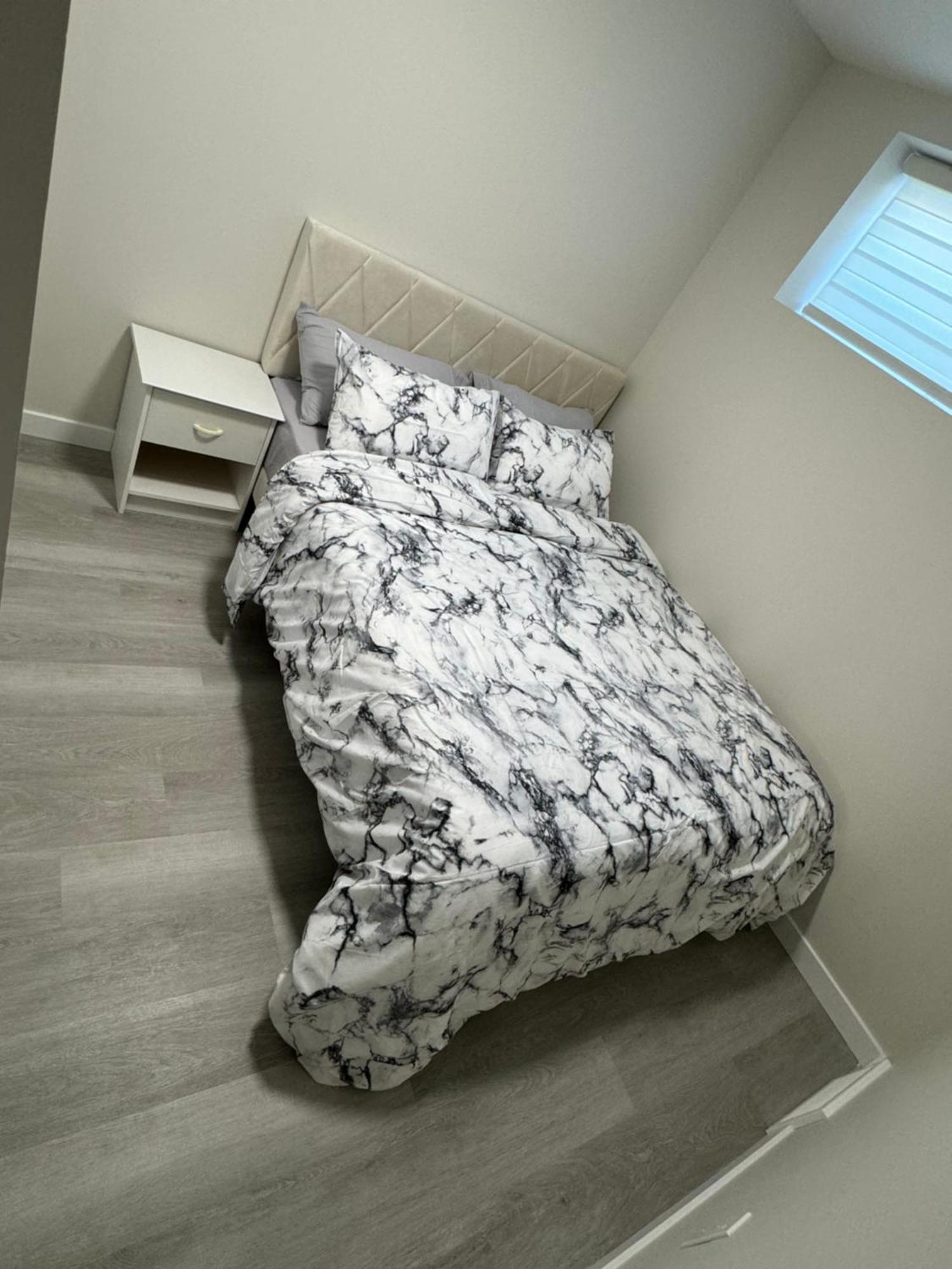 Brand New 2 Bedrooms Modern Guest With Separate Entrance *