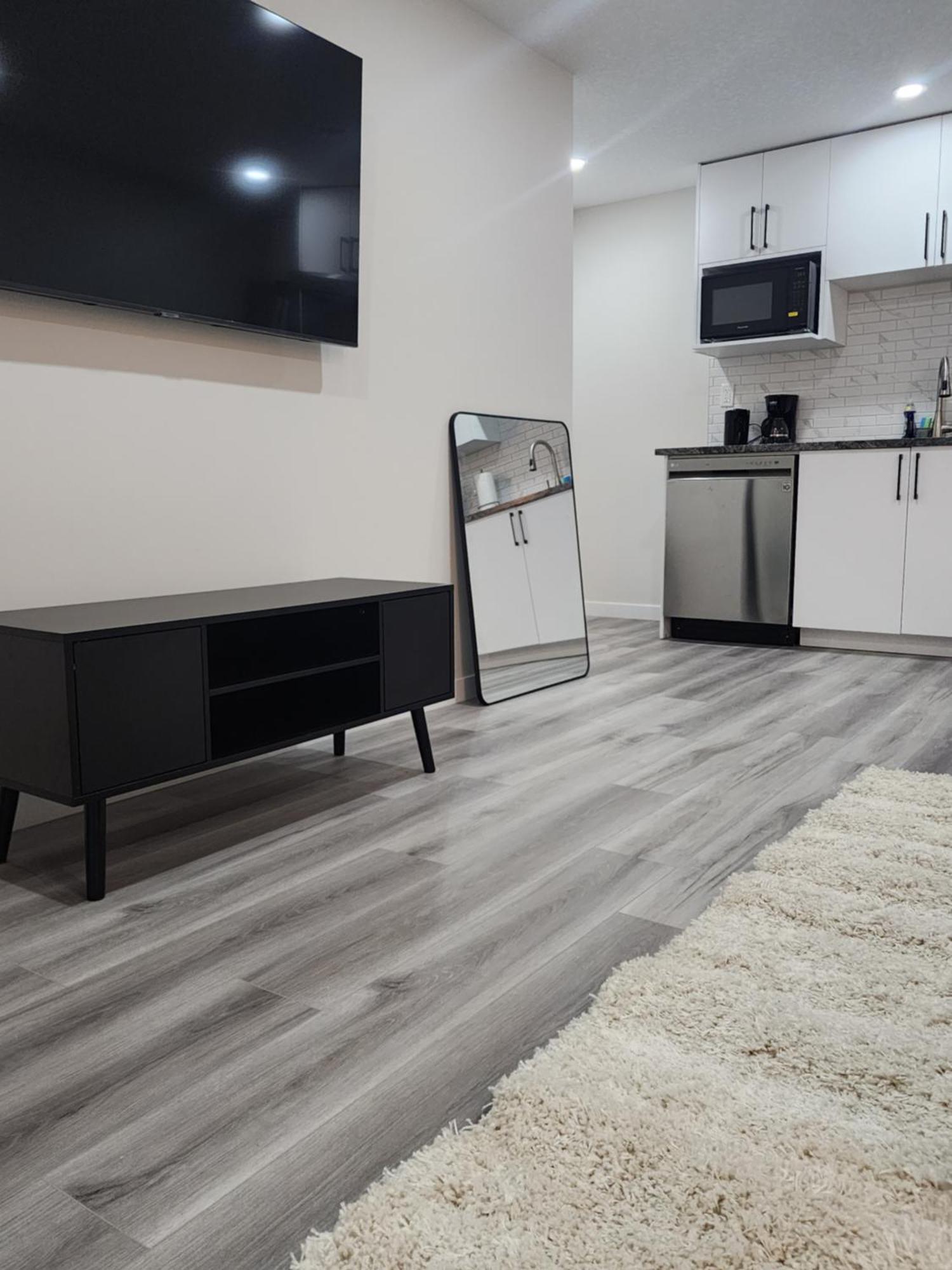 Apartment Trendy 2-bed Oasis Awaits! *