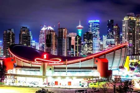 Stunning 34th Floor Views, Prime Downtown Location - Near Stampede, Casino, Bars! Free Banff Pass, Parking, Wine! Holiday home Calgary