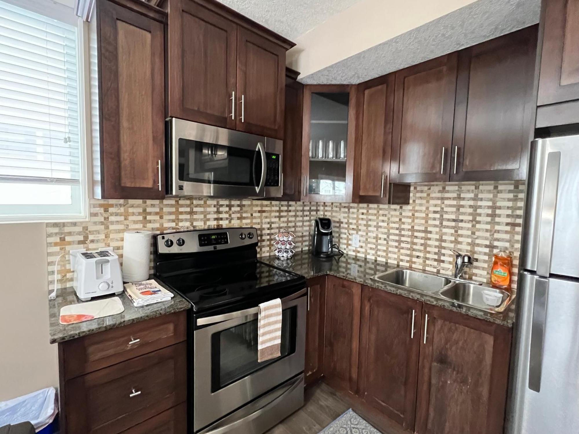 Spacious Private Walkout Entire Close To Yyc, Dt, Shops, Stampede & Mountains With Many Amenities In Panorama Hills Nw - 4 Sleep Apartment