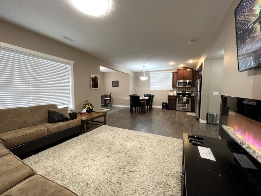 Apartment Spacious Private Walkout Entire Close To Yyc, Dt, Shops, Stampede & Mountains With Many Amenities In Panorama Hills Nw - 4 Sleep Calgary
