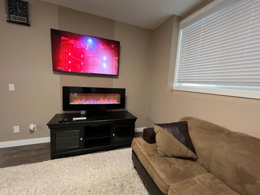 Spacious Private Walkout Entire Close To Yyc, Dt, Shops, Stampede & Mountains With Many Amenities In Panorama Hills Nw - 4 Sleep Apartment *