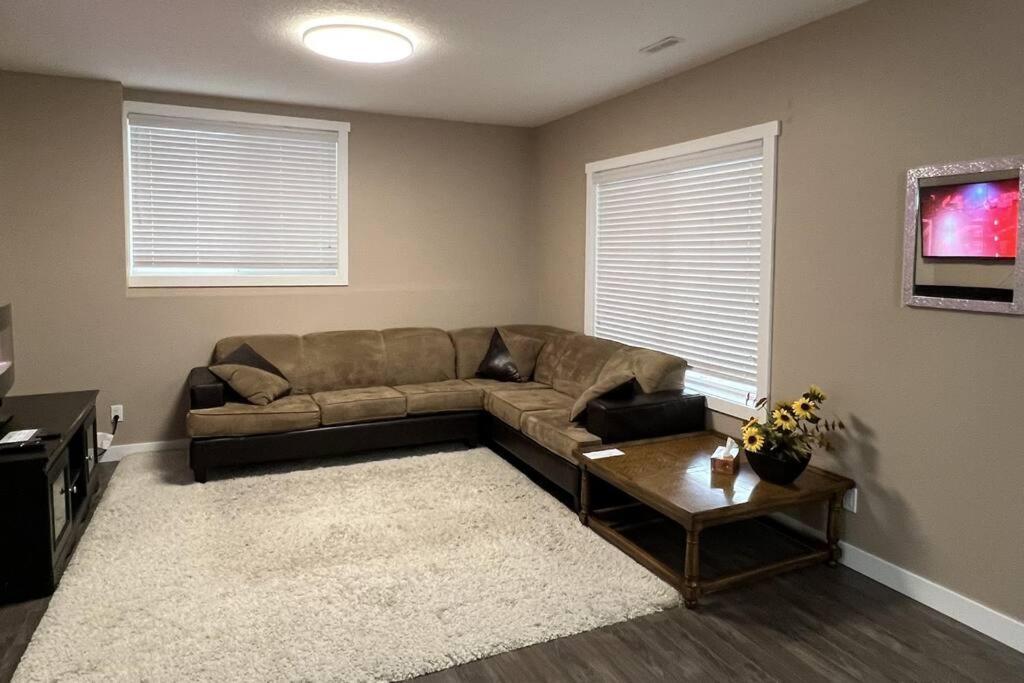 Spacious Private Walkout Entire Close To Yyc, Dt, Shops, Stampede & Mountains With Many Amenities In Panorama Hills Nw - 4 Sleep Calgary