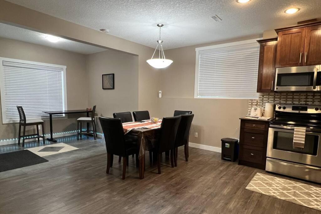 Spacious Private Walkout Entire Close To Yyc, Dt, Shops, Stampede & Mountains With Many Amenities In Panorama Hills Nw - 4 Sleep * Calgary