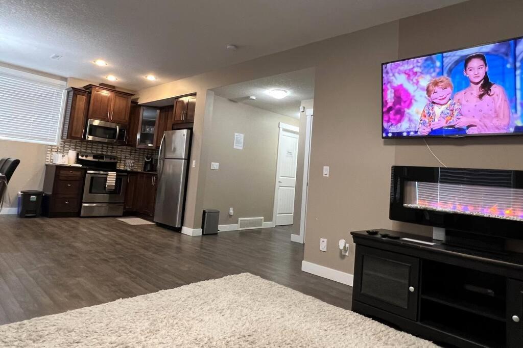 Spacious Private Walkout Entire Close To Yyc, Dt, Shops, Stampede & Mountains With Many Amenities In Panorama Hills Nw - 4 Sleep * Calgary