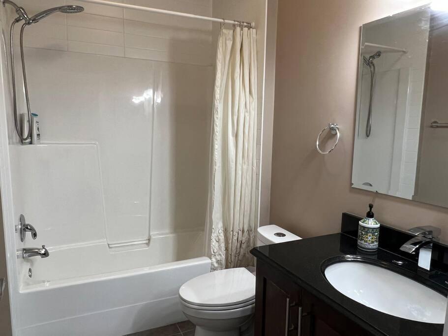 Apartment Spacious Private Walkout Entire Close To Yyc, Dt, Shops, Stampede & Mountains With Many Amenities In Panorama Hills Nw - 4 Sleep