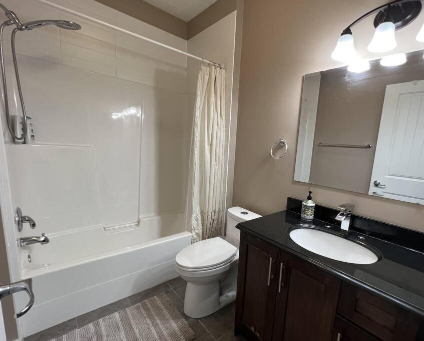 Apartment Spacious Private Walkout Entire Close To Yyc, Dt, Shops, Stampede & Mountains With Many Amenities In Panorama Hills Nw - 4 Sleep *