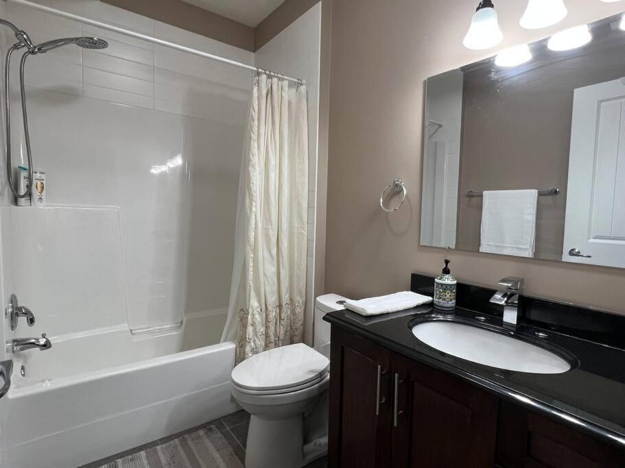 Spacious Private Walkout Entire Close To Yyc, Dt, Shops, Stampede & Mountains With Many Amenities In Panorama Hills Nw - 4 Sleep