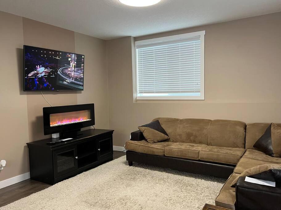 Apartment Spacious Private Walkout Entire Close To Yyc, Dt, Shops, Stampede & Mountains With Many Amenities In Panorama Hills Nw - 4 Sleep Calgary