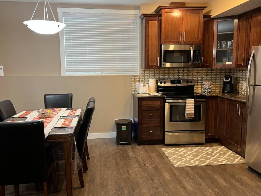 Spacious Private Walkout Entire Close To Yyc, Dt, Shops, Stampede & Mountains With Many Amenities In Panorama Hills Nw - 4 Sleep Apartment *
