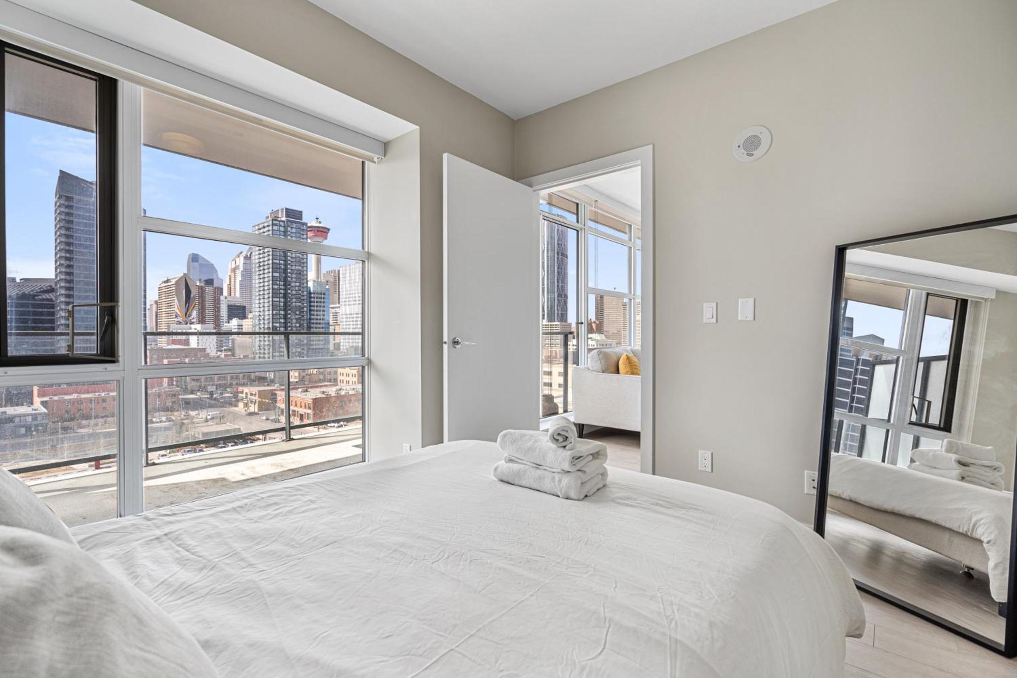 Luxury Corner Unit Dt W Panoramic Skyline & Tower Views! Near Stampede, Bmo Centre! Free Banff Pass, Parking, Wine!