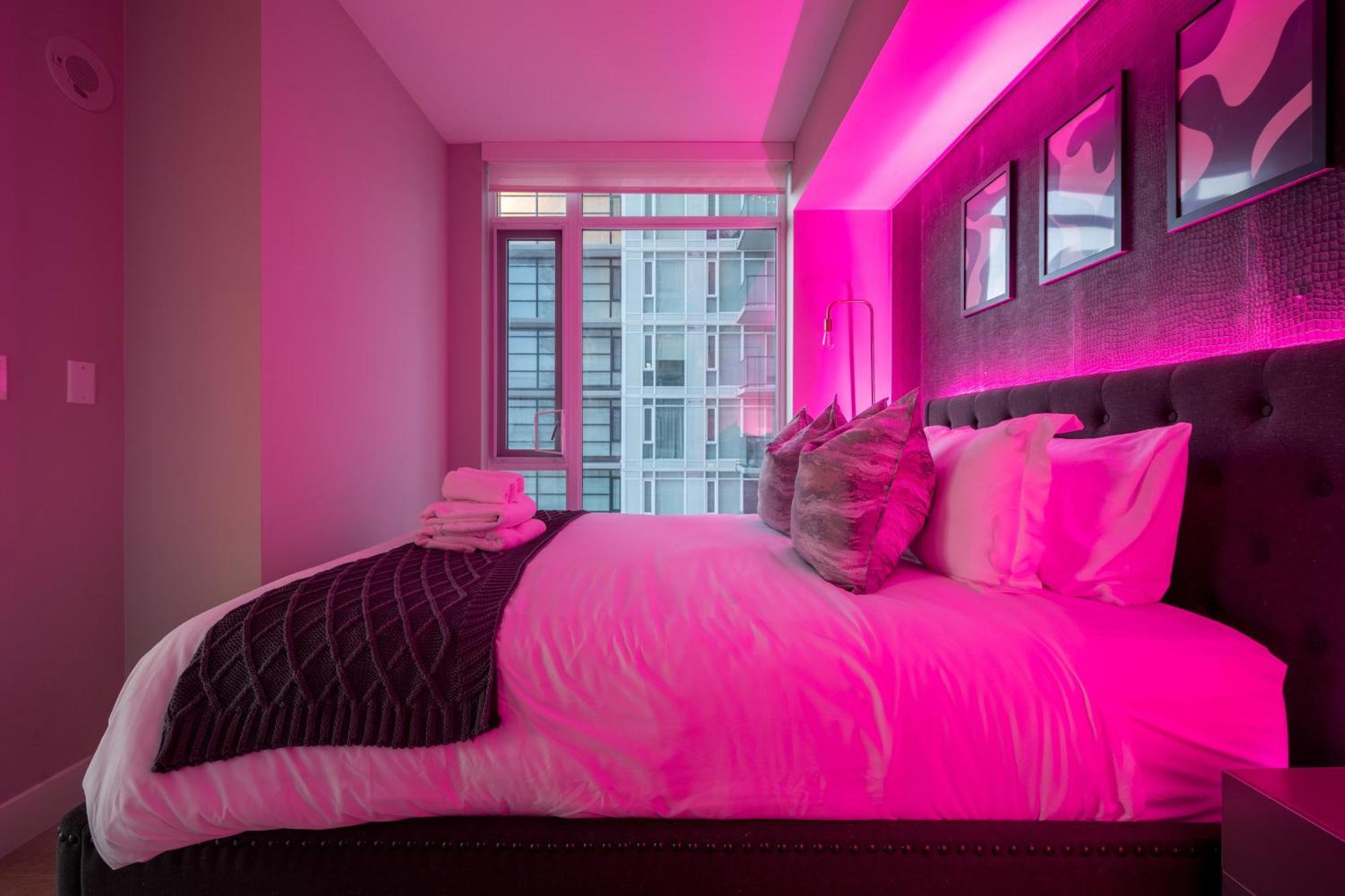 Luxury Corner Unit Dt W Panoramic Skyline & Tower Views! Near Stampede, Bmo Centre! Free Banff Pass, Parking, Wine! * Calgary