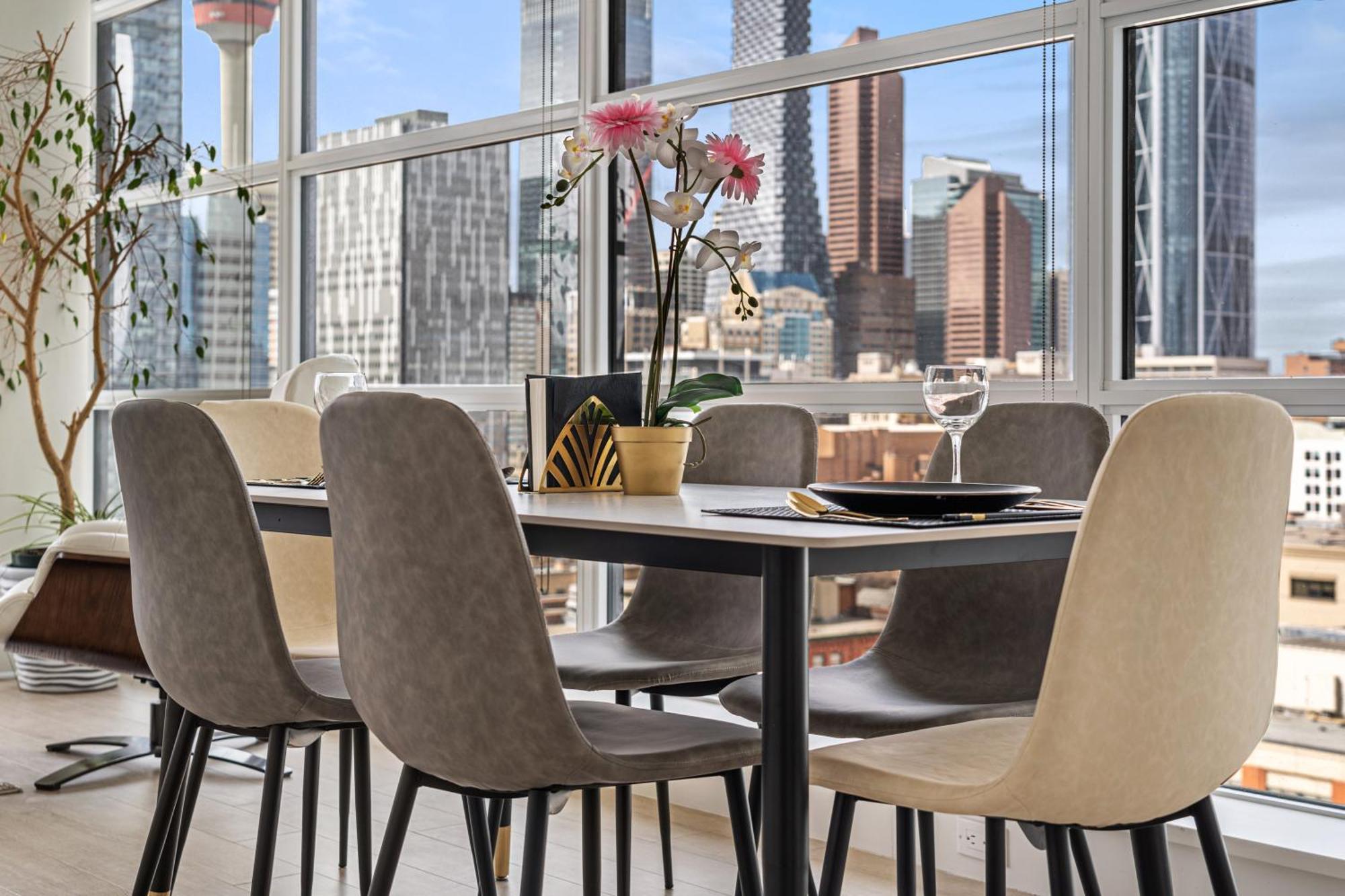 Luxury Corner Unit Dt W Panoramic Skyline & Tower Views! Near Stampede, Bmo Centre! Free Banff Pass, Parking, Wine!
