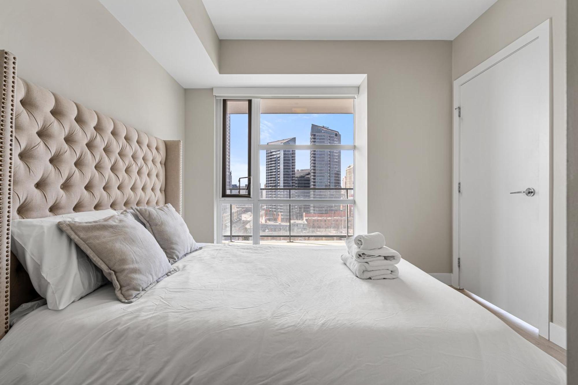 Luxury Corner Unit Dt W Panoramic Skyline & Tower Views! Near Stampede, Bmo Centre! Free Banff Pass, Parking, Wine! Holiday home *