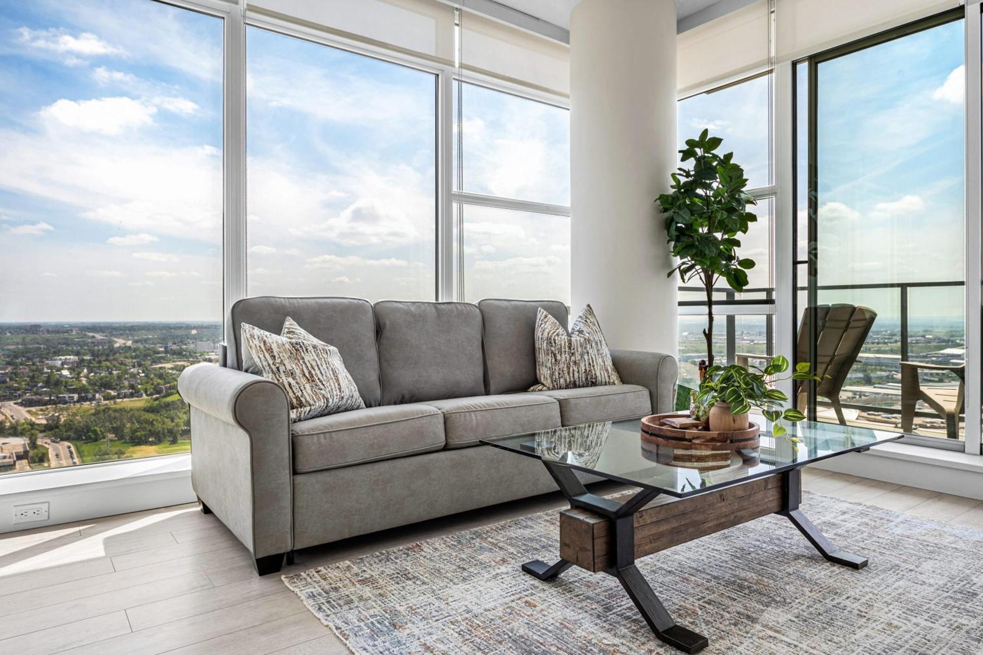 Stampede View Suites: 35th Floor Panorama With Banff Pass Holiday home Calgary