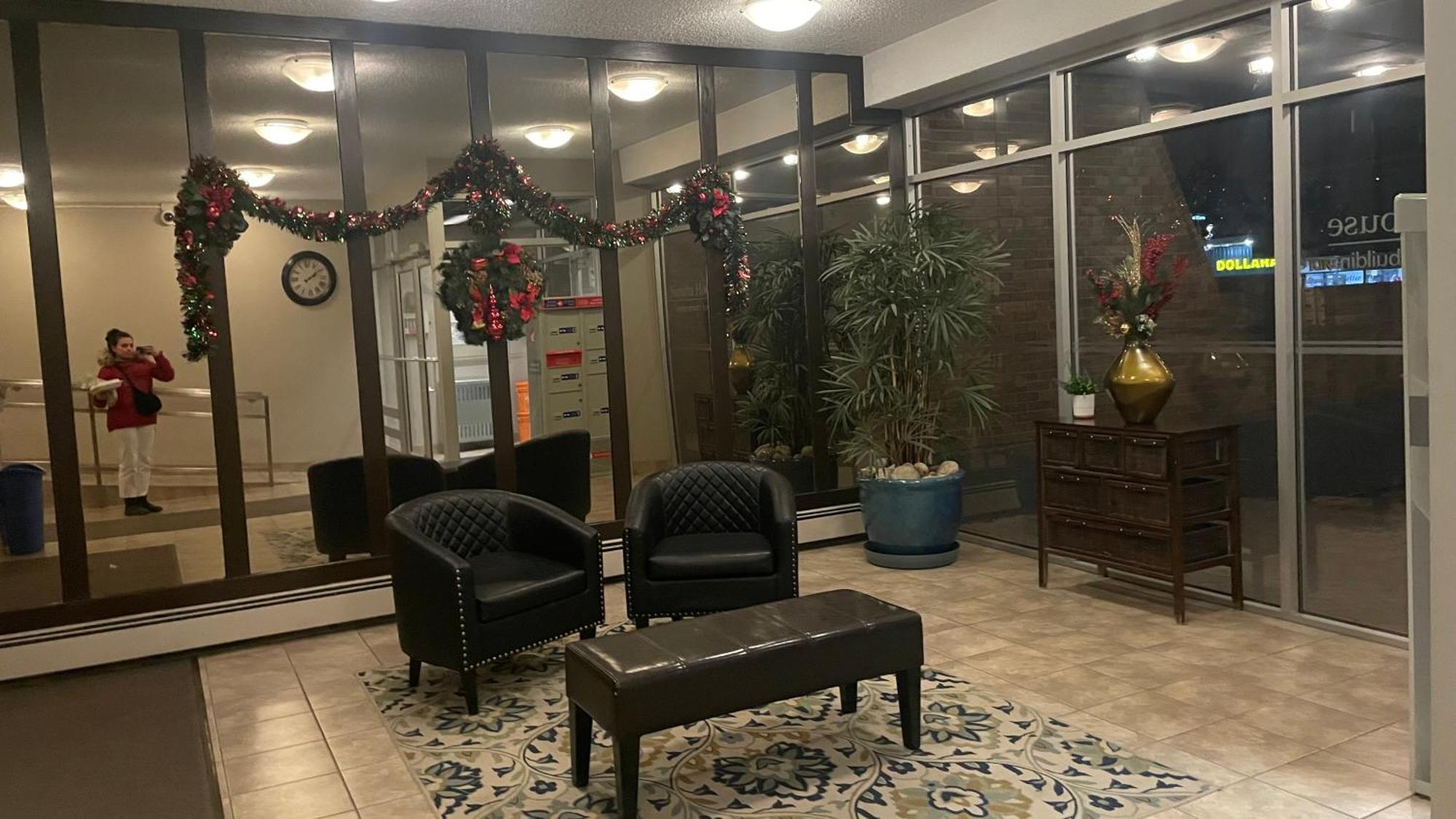 Cosy Place In Downtown With Free Parking - Self Entrance Homestay Calgary