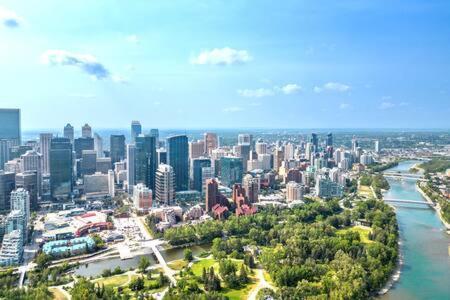 Stampede View Suites: 35th Floor Panorama With Banff Pass Holiday home Calgary