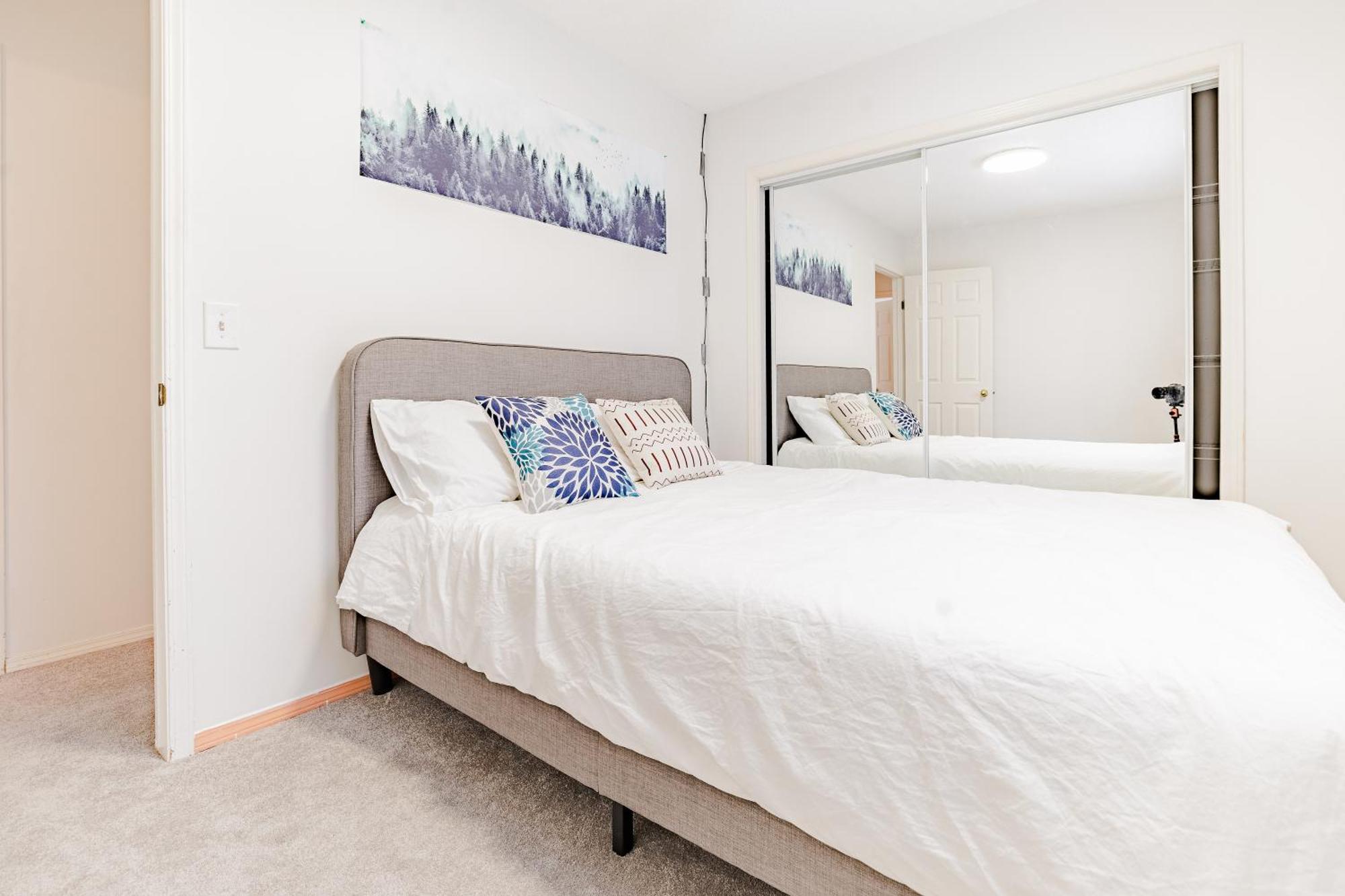 Apartment Main Floor Suite, 3 Bdr, 4bd Spacious And Cozy *