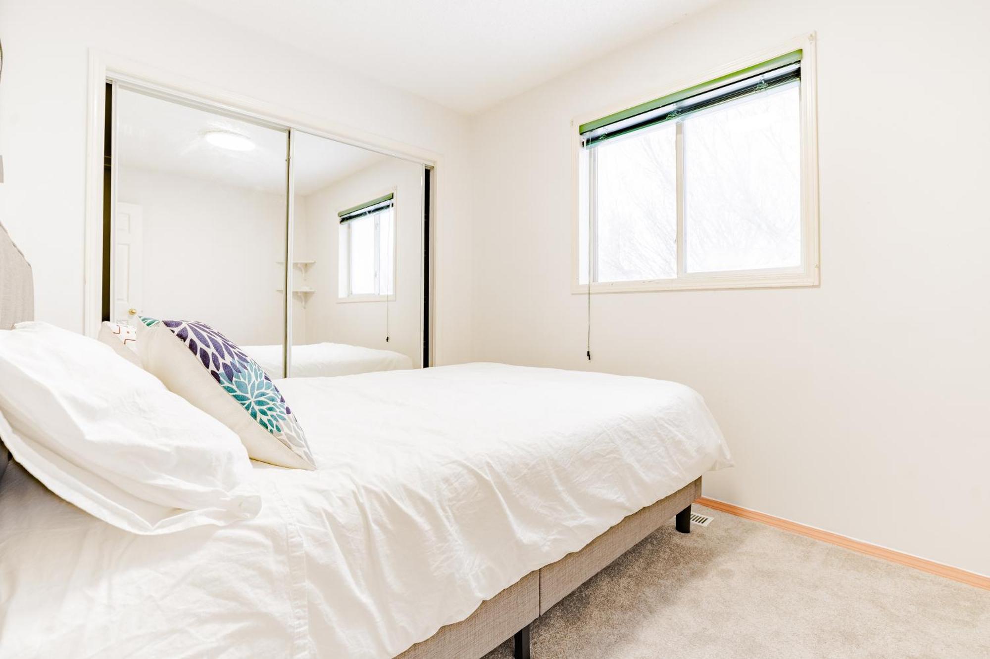 Main Floor Suite, 3 Bdr, 4bd Spacious And Cozy Apartment Calgary