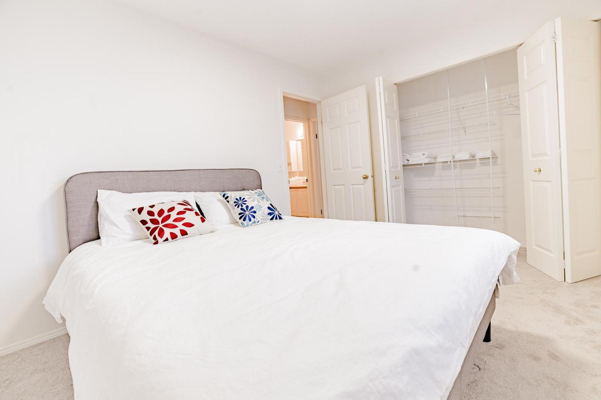 Apartment Main Floor Suite, 3 Bdr, 4bd Spacious And Cozy Calgary