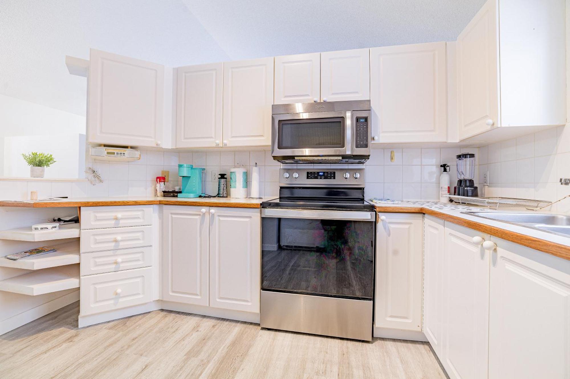 Main Floor Suite, 3 Bdr, 4bd Spacious And Cozy *