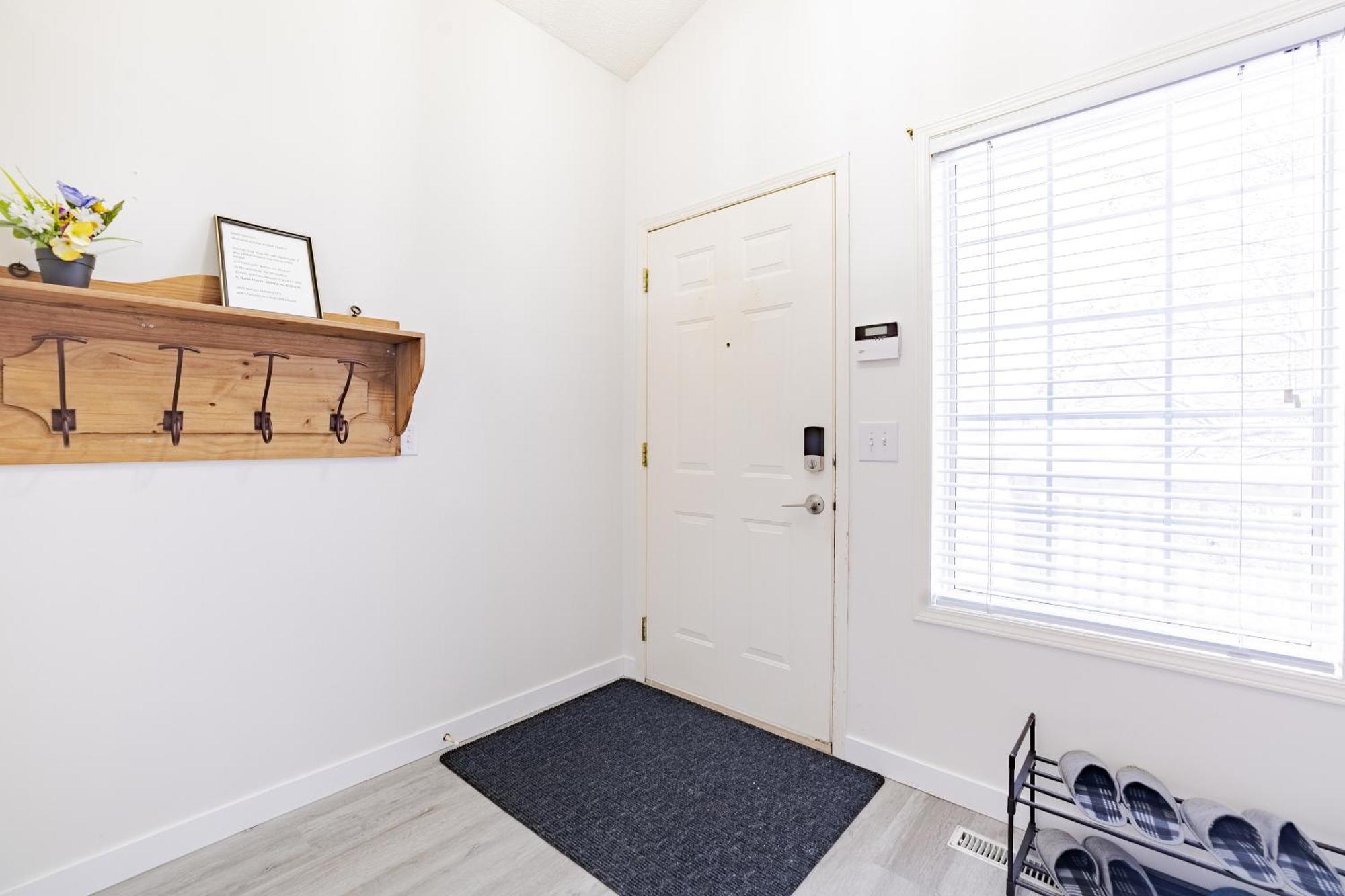 Main Floor Suite, 3 Bdr, 4bd Spacious And Cozy *