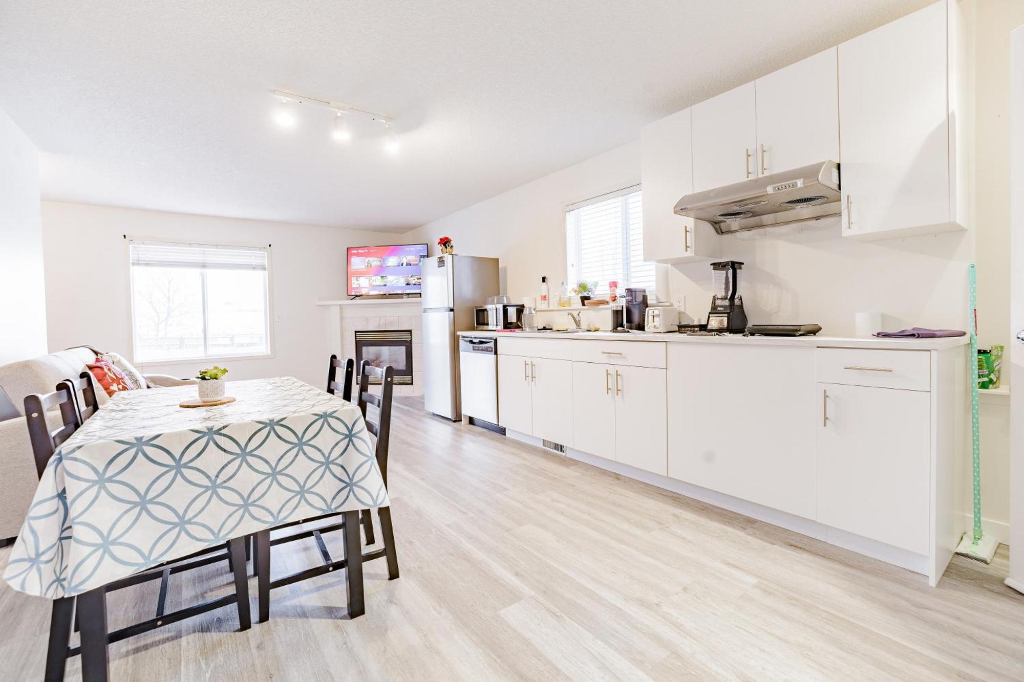 Walkout Basement Suite, 2 Bdr 4bd, Bright And Spacious Apartment Calgary