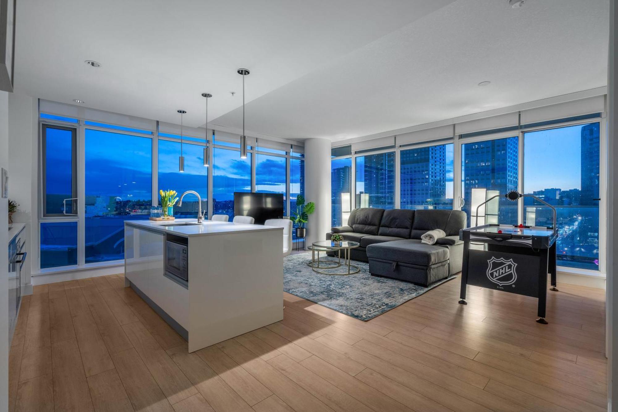 Luxury On The 9th Floor Near Stampede, Complimentary Wine, 2 Car Ug Parking Apartment Calgary