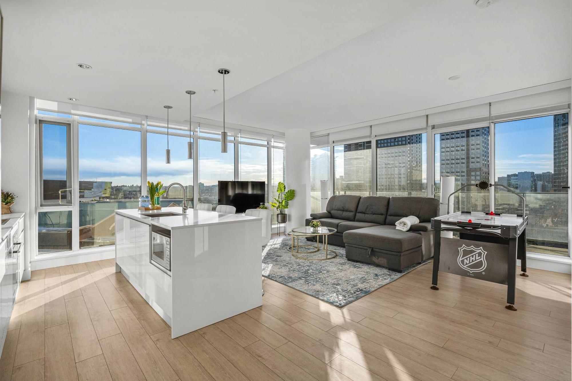 Luxury On The 9th Floor Near Stampede, Complimentary Wine, 2 Car Ug Parking Calgary