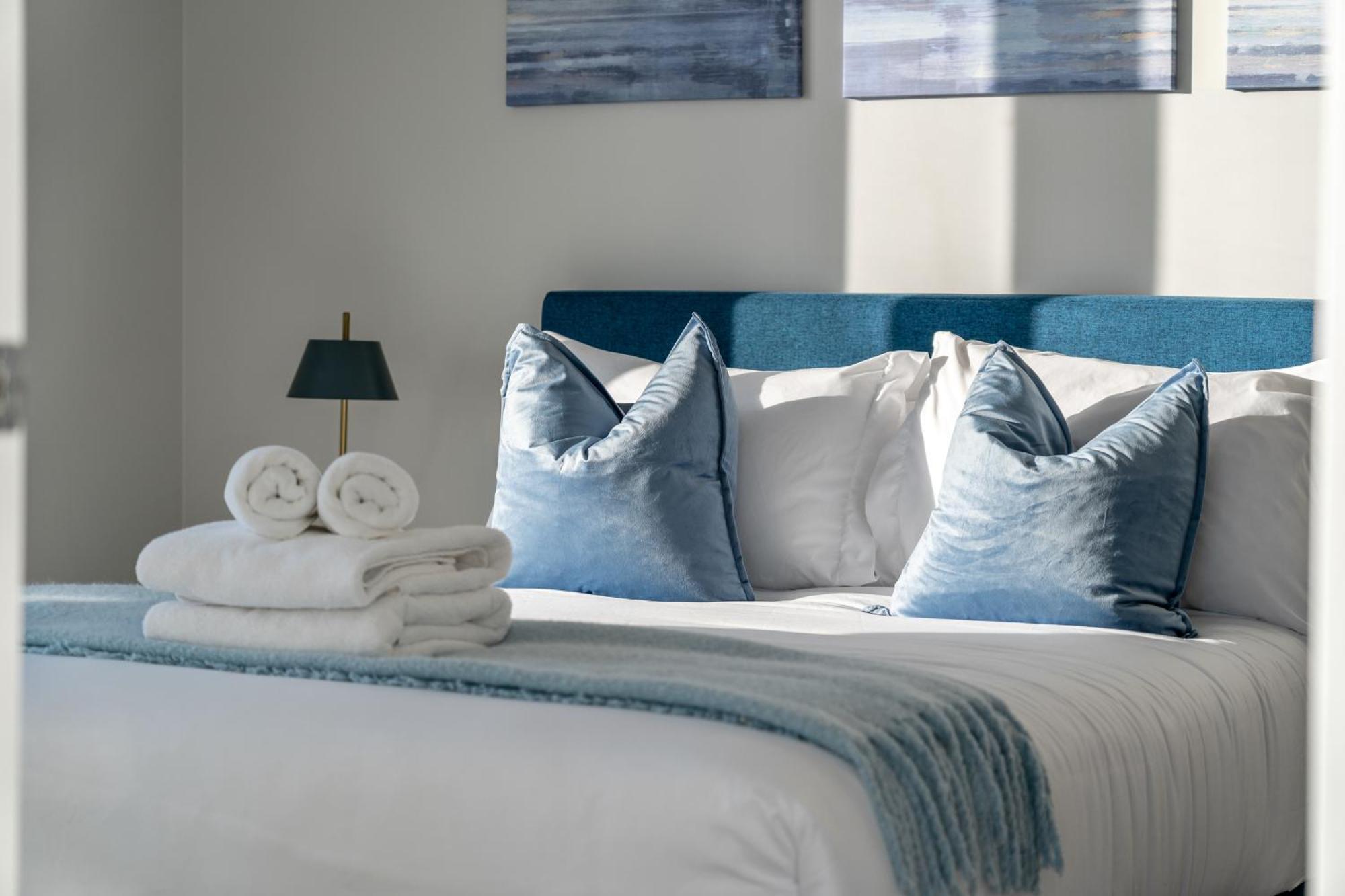 Luxury On The 9th Floor Near Stampede, Complimentary Wine, 2 Car Ug Parking Apartment